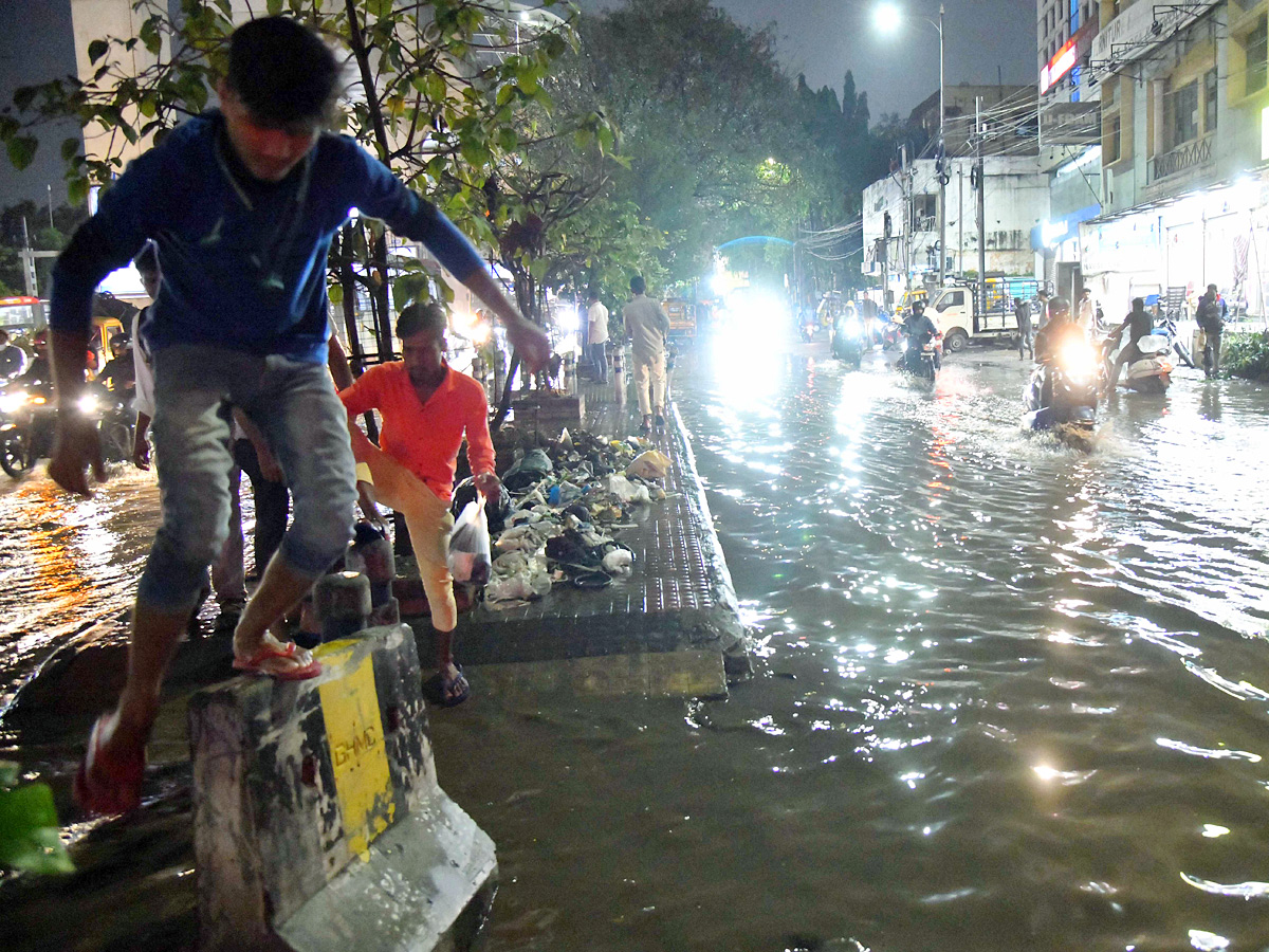 Heavy rainfall lashes Hyderabad Photos - Sakshi3