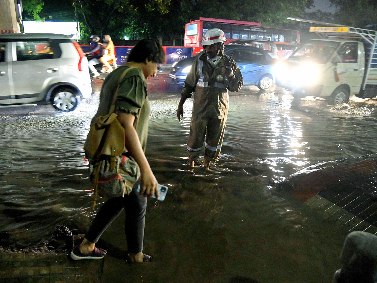 Heavy rainfall lashes Hyderabad Photos - Sakshi4