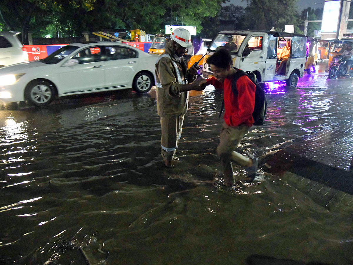 Heavy rainfall lashes Hyderabad Photos - Sakshi5