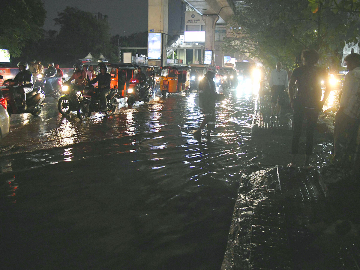 Heavy rainfall lashes Hyderabad Photos - Sakshi7