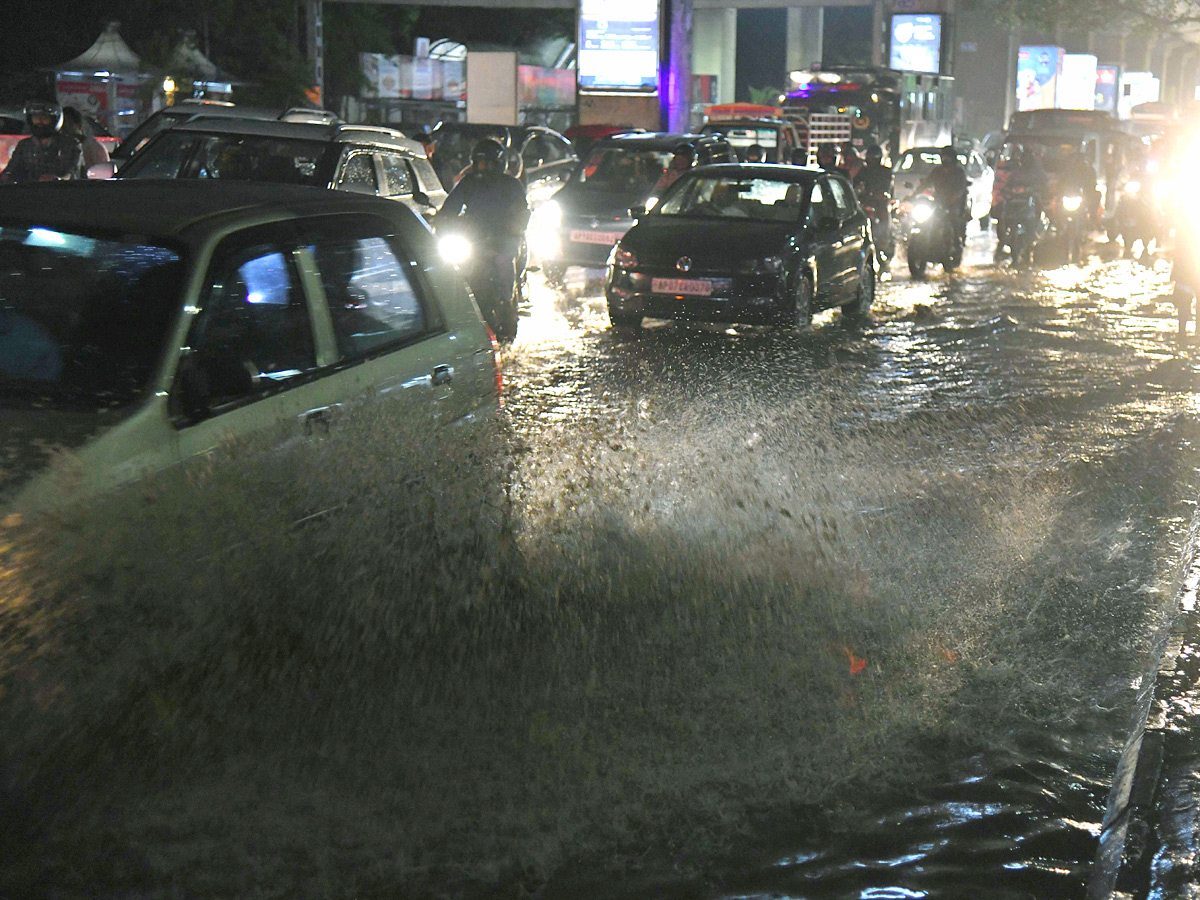 Heavy rainfall lashes Hyderabad Photos - Sakshi8