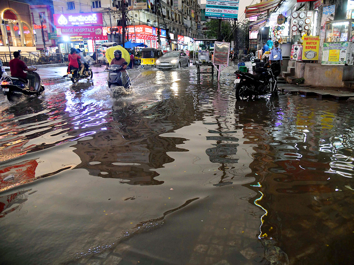 Heavy rainfall lashes Hyderabad Photos - Sakshi9