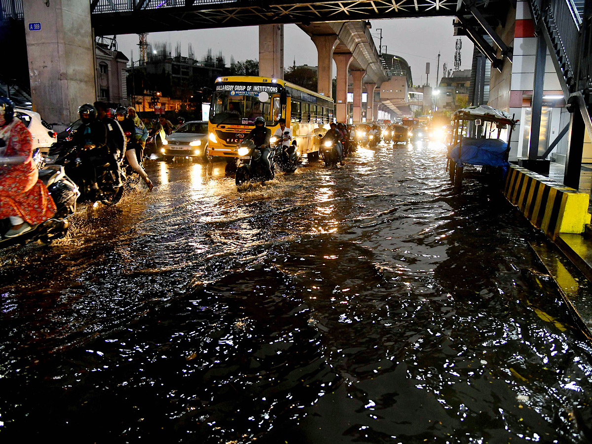 Heavy rainfall lashes Hyderabad Photos - Sakshi10