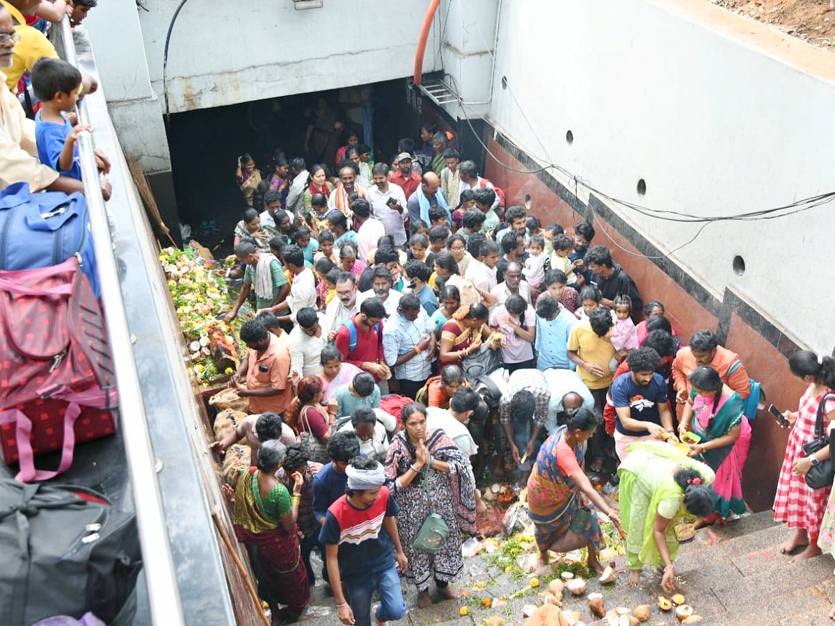 Huge crowd of devotees in Tirumala Photos - Sakshi11