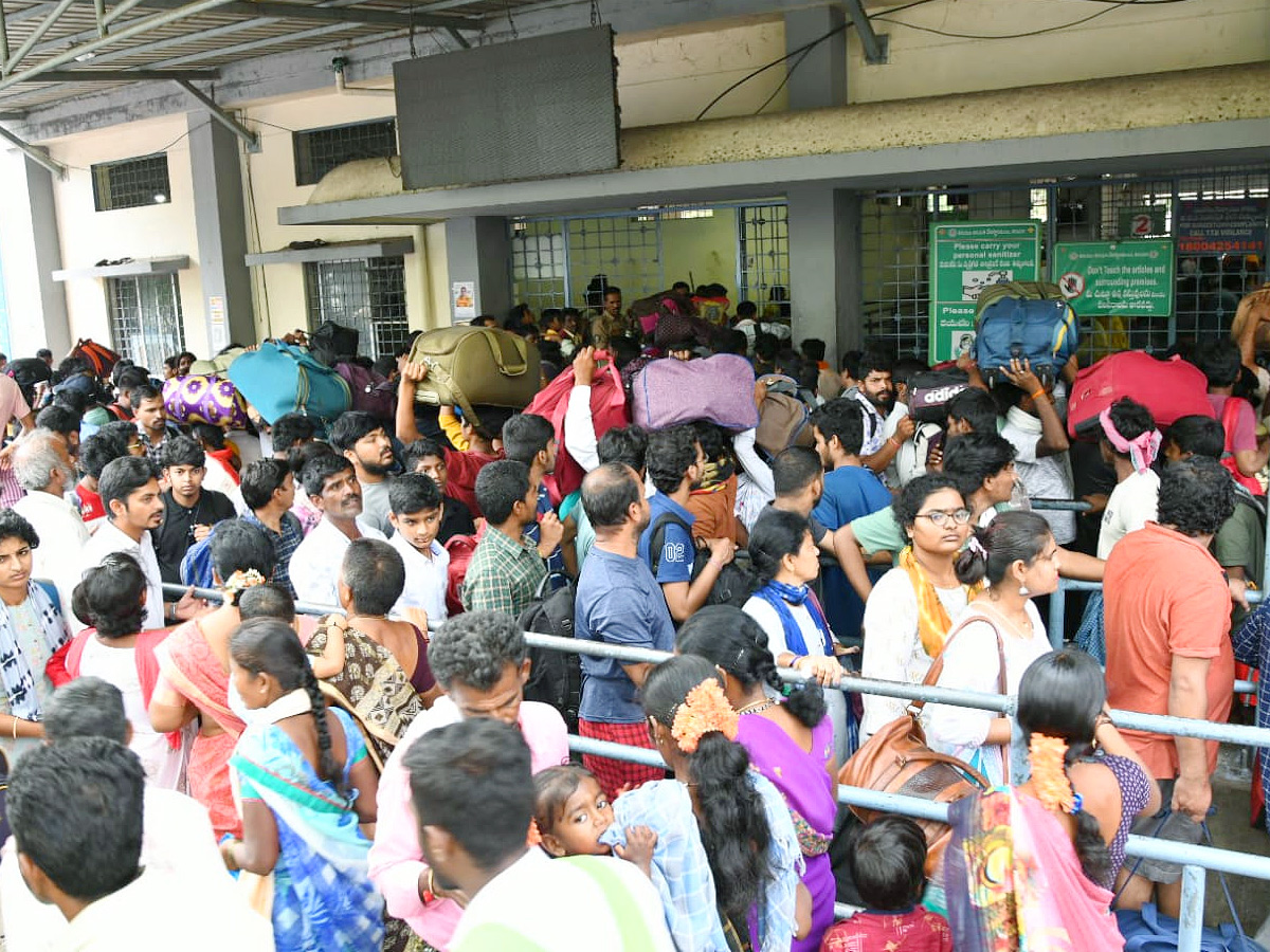 Huge crowd of devotees in Tirumala Photos - Sakshi13