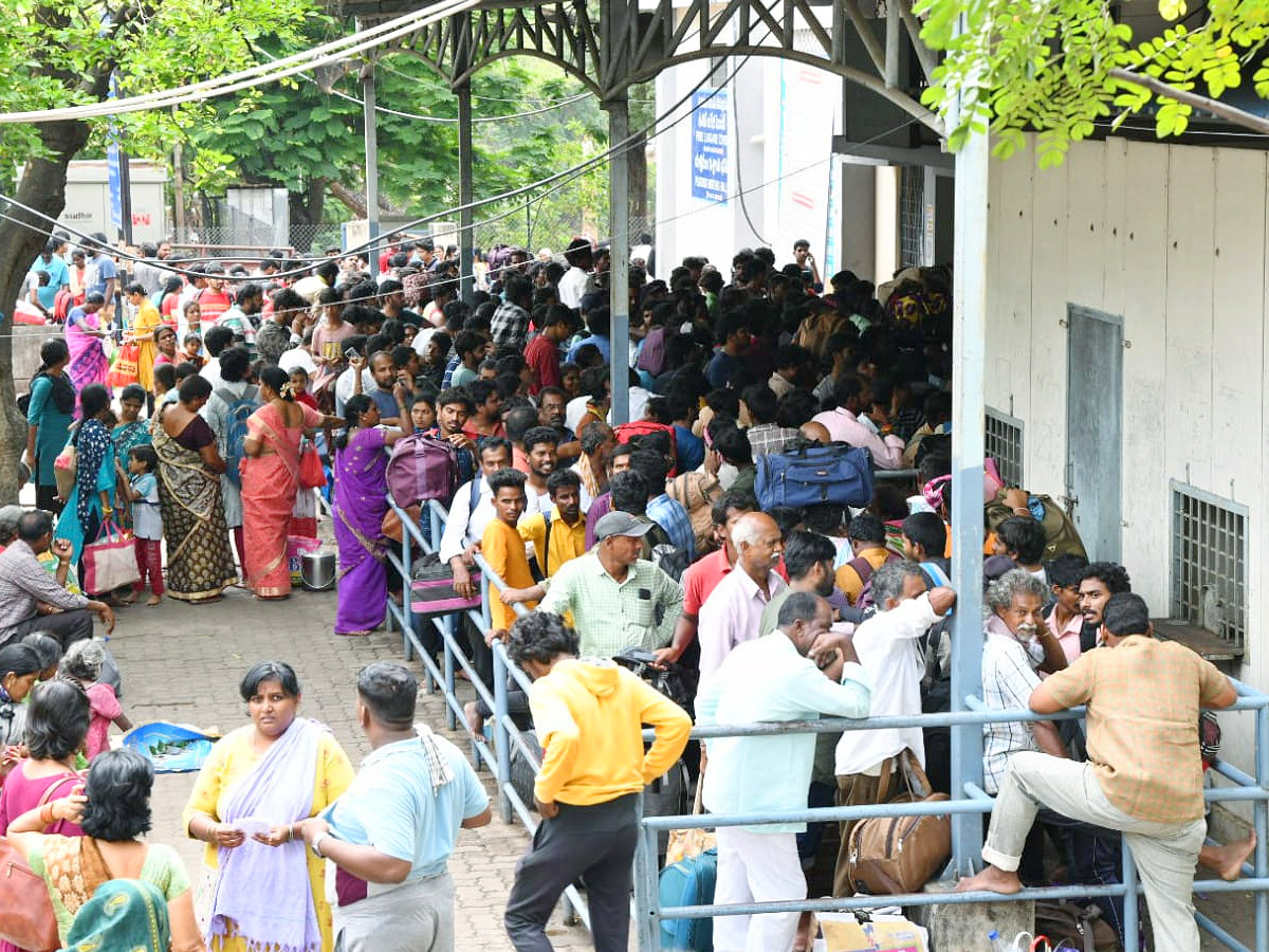 Huge crowd of devotees in Tirumala Photos - Sakshi14