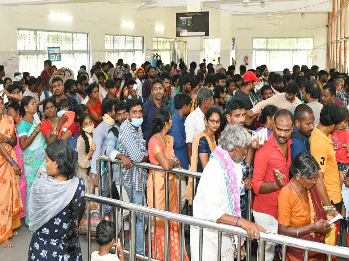 Huge crowd of devotees in Tirumala Photos - Sakshi3