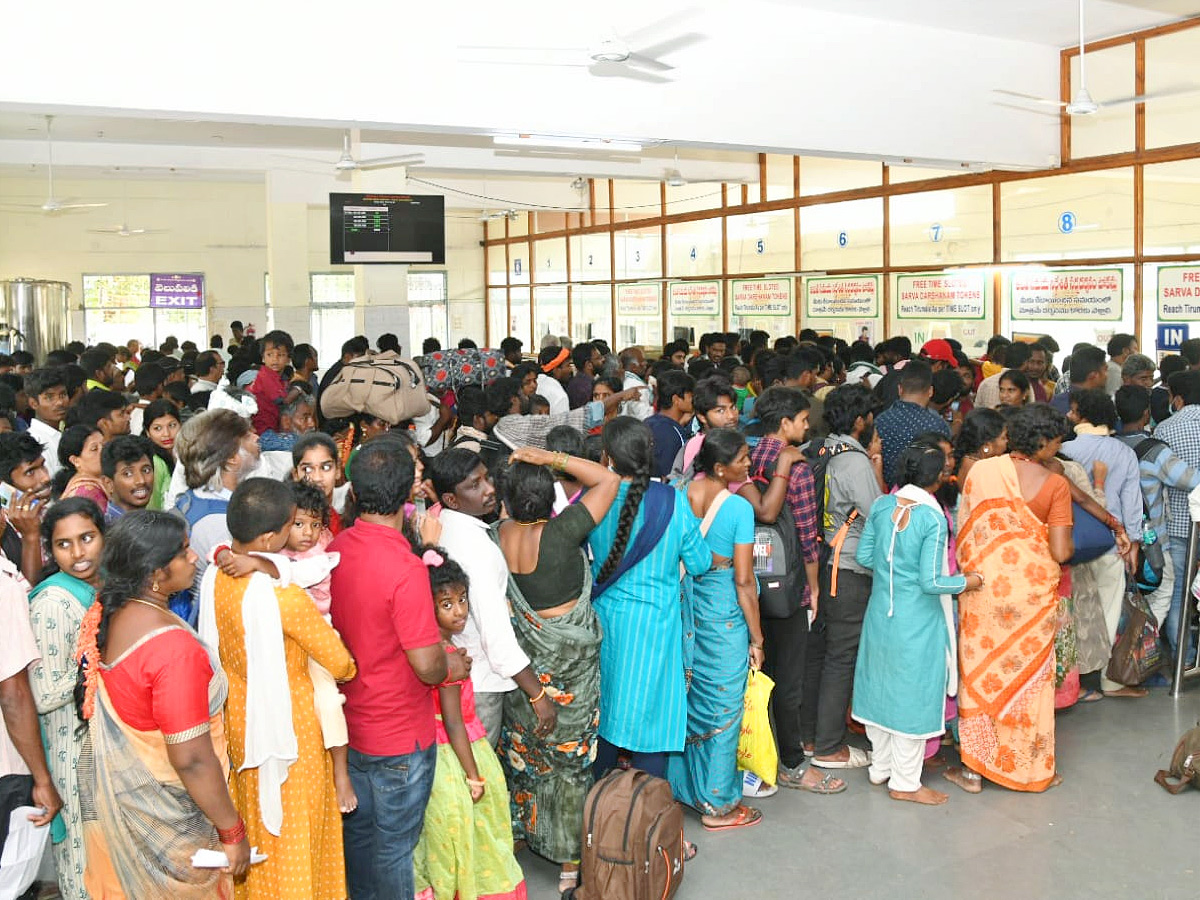 Huge crowd of devotees in Tirumala Photos - Sakshi4