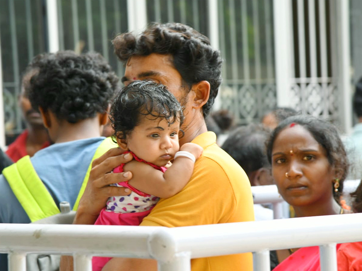 Huge crowd of devotees in Tirumala Photos - Sakshi5