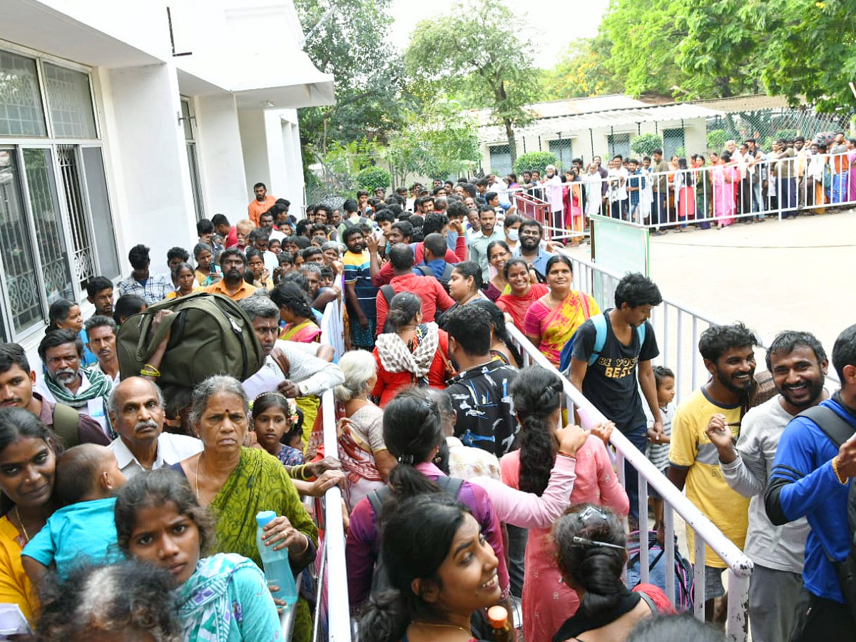 Huge crowd of devotees in Tirumala Photos - Sakshi6