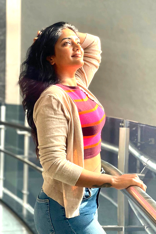 Tollywood Actress Eesha Rebba Beautiful Photos - Sakshi11