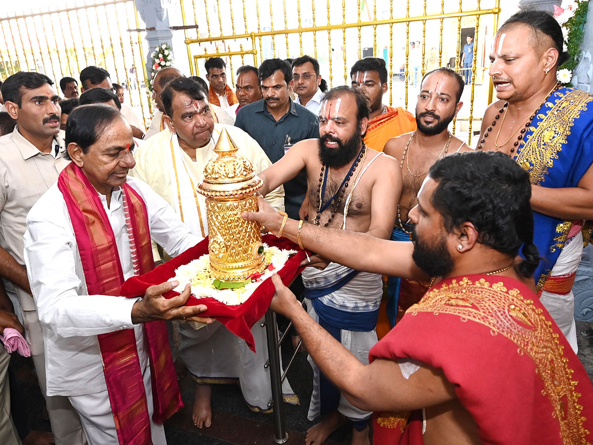 KCR Visits Venkateshwara Swamy Temple in Kamareddy - Sakshi1