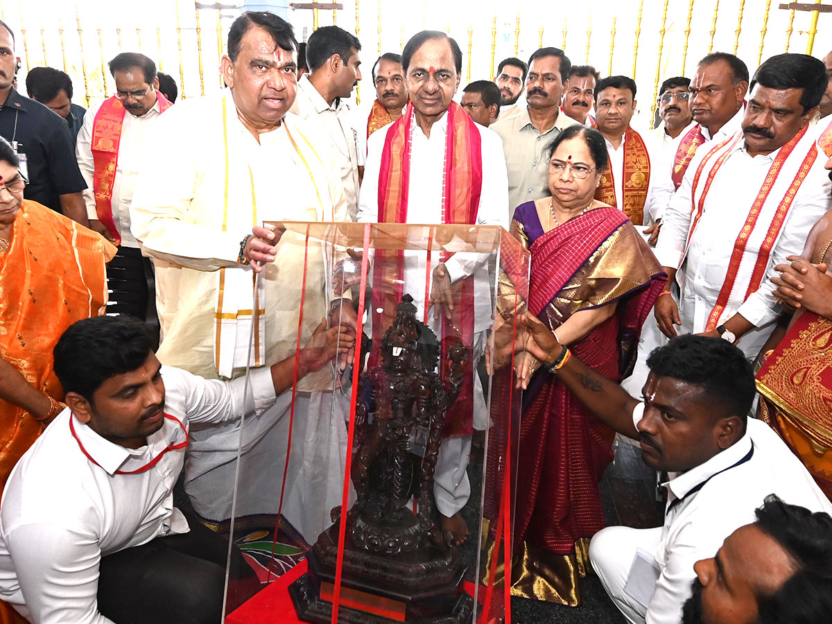 KCR Visits Venkateshwara Swamy Temple in Kamareddy - Sakshi10