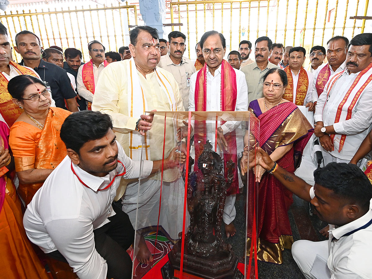 KCR Visits Venkateshwara Swamy Temple in Kamareddy - Sakshi11