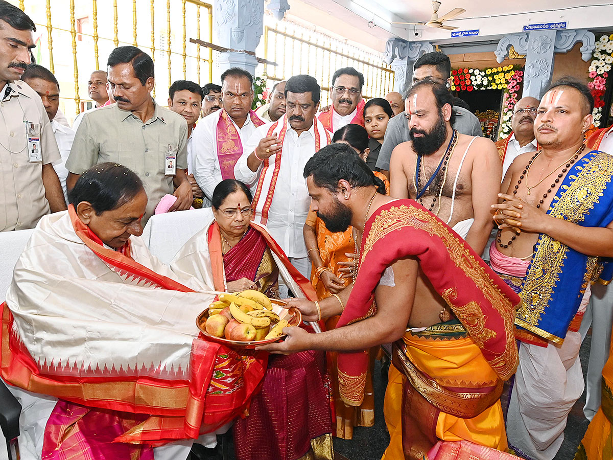 KCR Visits Venkateshwara Swamy Temple in Kamareddy - Sakshi12