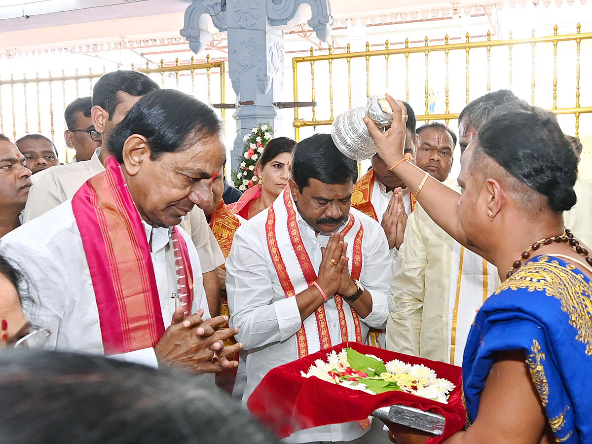 KCR Visits Venkateshwara Swamy Temple in Kamareddy - Sakshi13