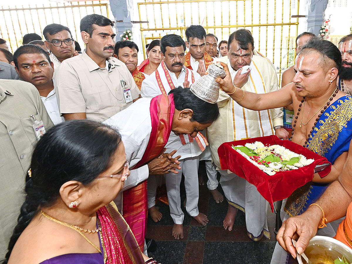 KCR Visits Venkateshwara Swamy Temple in Kamareddy - Sakshi14