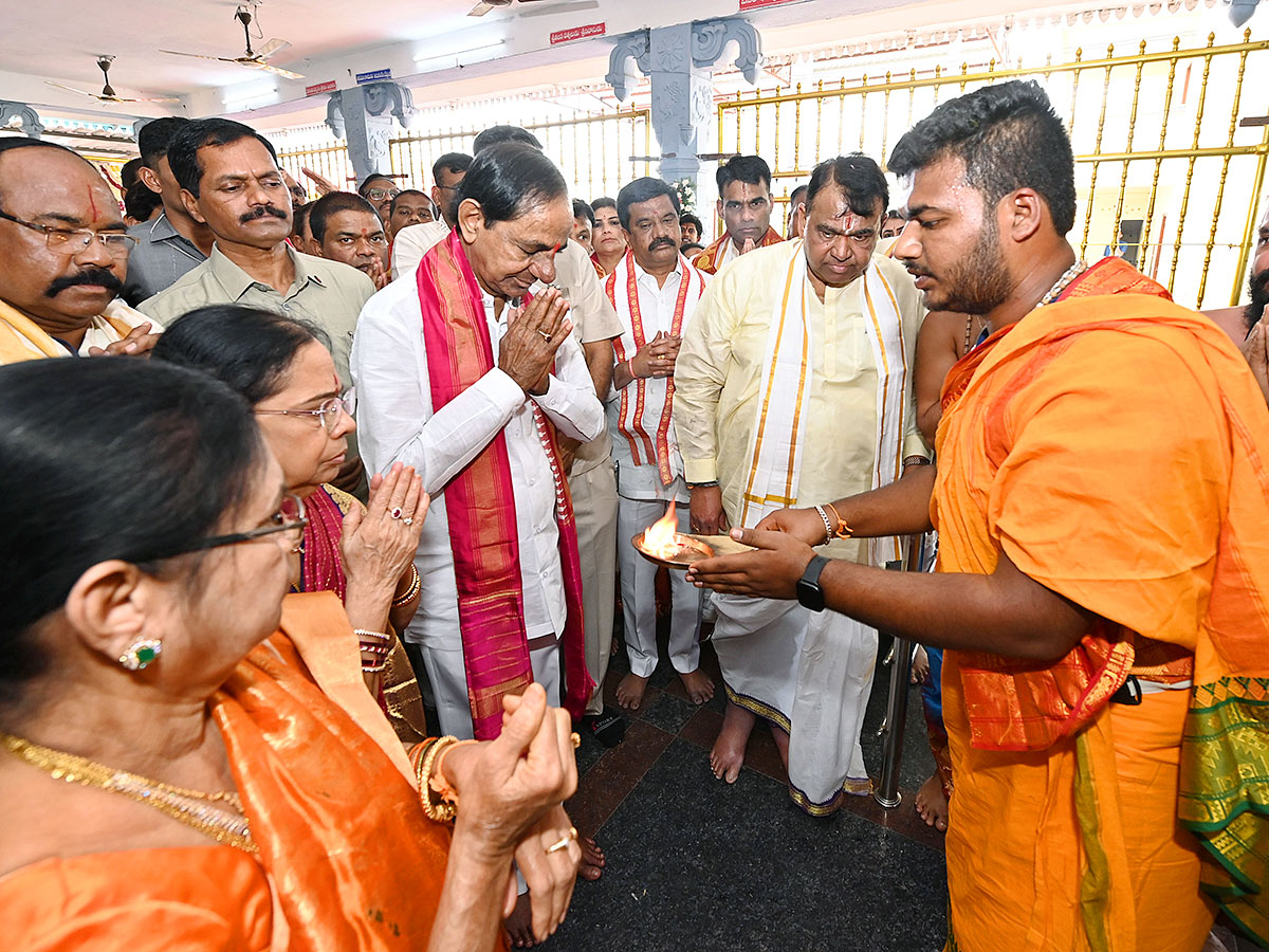 KCR Visits Venkateshwara Swamy Temple in Kamareddy - Sakshi15