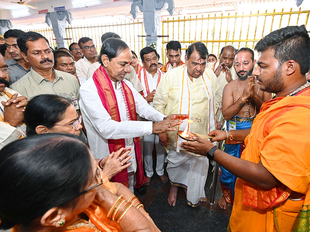 KCR Visits Venkateshwara Swamy Temple in Kamareddy - Sakshi16