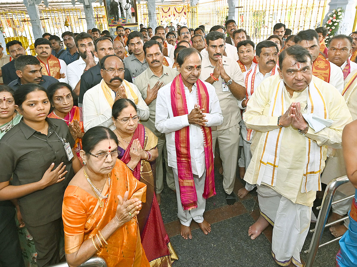 KCR Visits Venkateshwara Swamy Temple in Kamareddy - Sakshi17