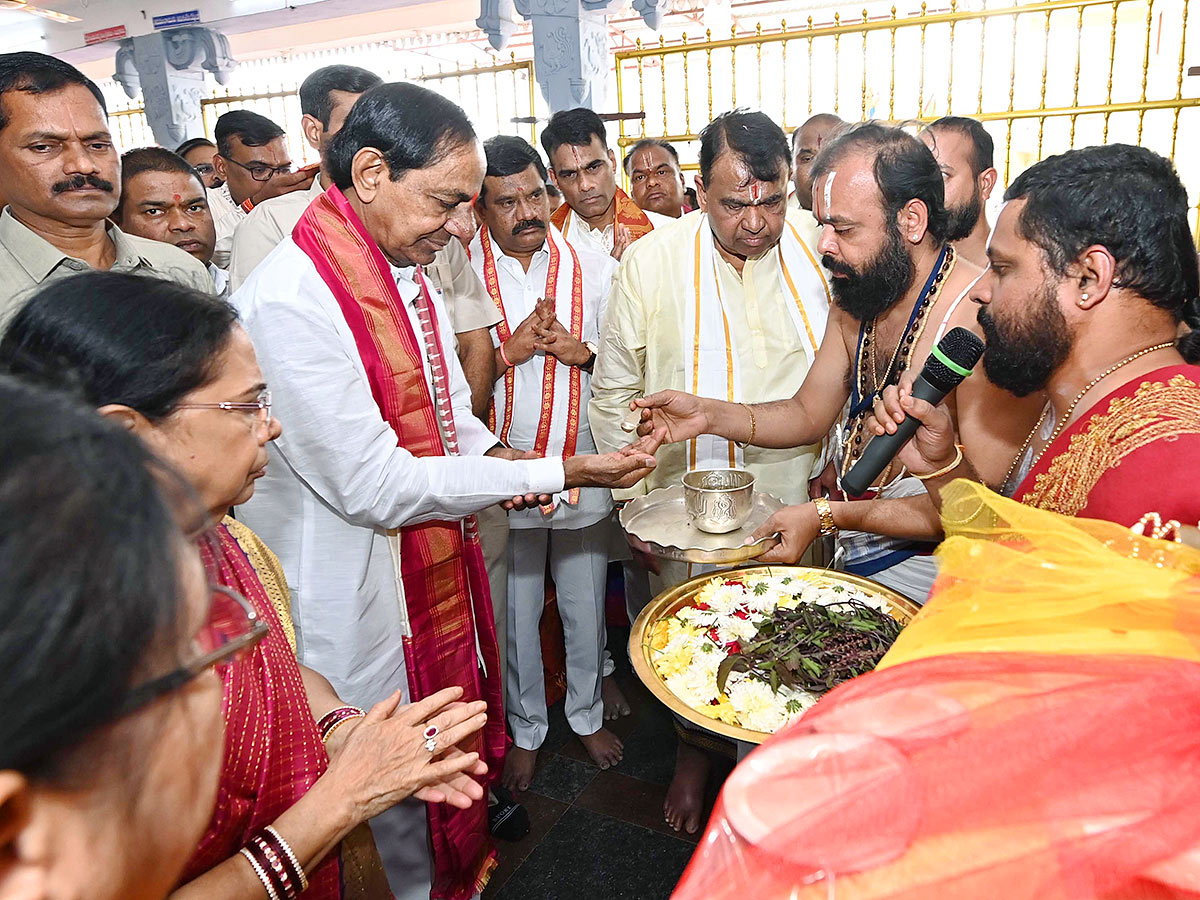 KCR Visits Venkateshwara Swamy Temple in Kamareddy - Sakshi18