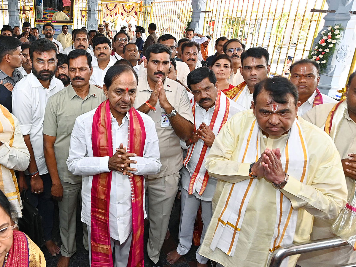 KCR Visits Venkateshwara Swamy Temple in Kamareddy - Sakshi19