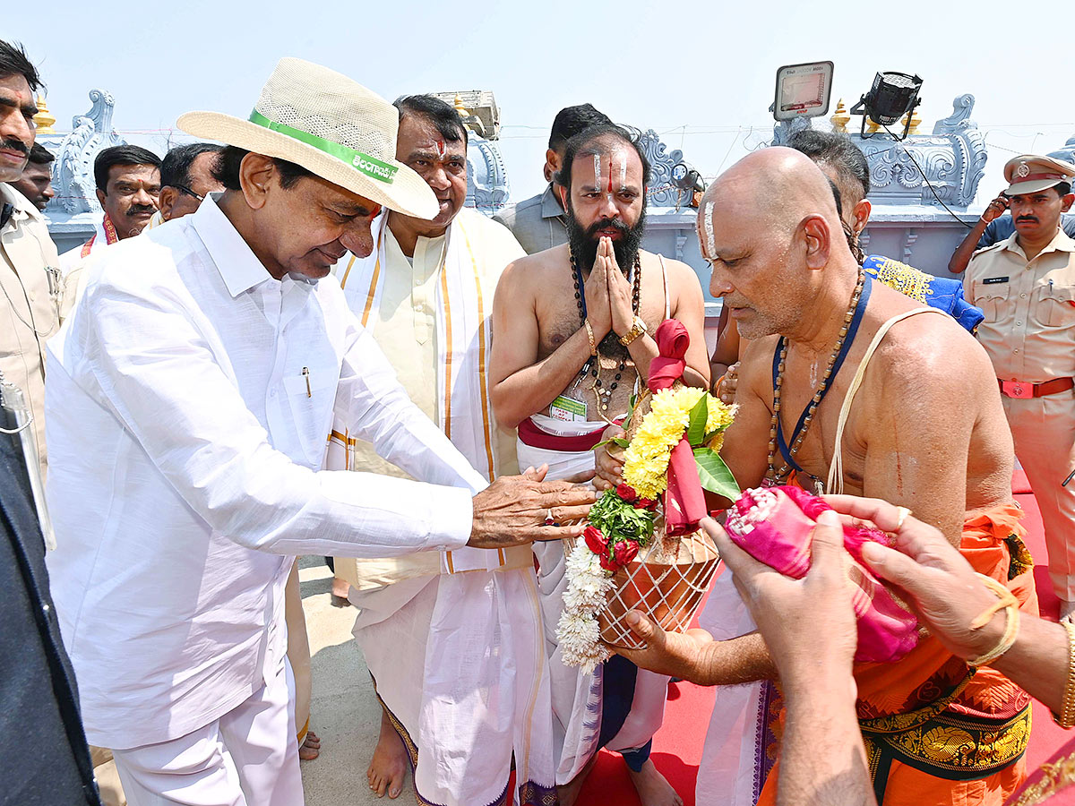 KCR Visits Venkateshwara Swamy Temple in Kamareddy - Sakshi20