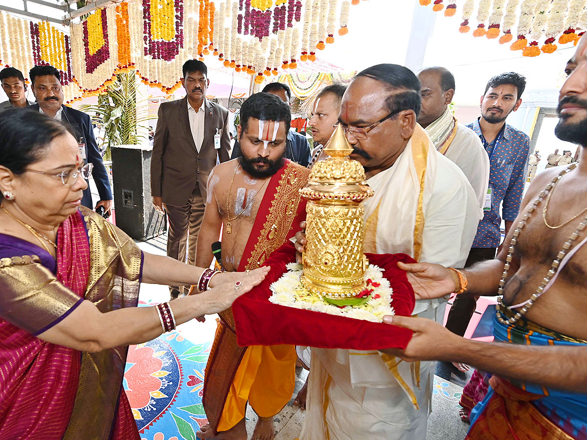 KCR Visits Venkateshwara Swamy Temple in Kamareddy - Sakshi21