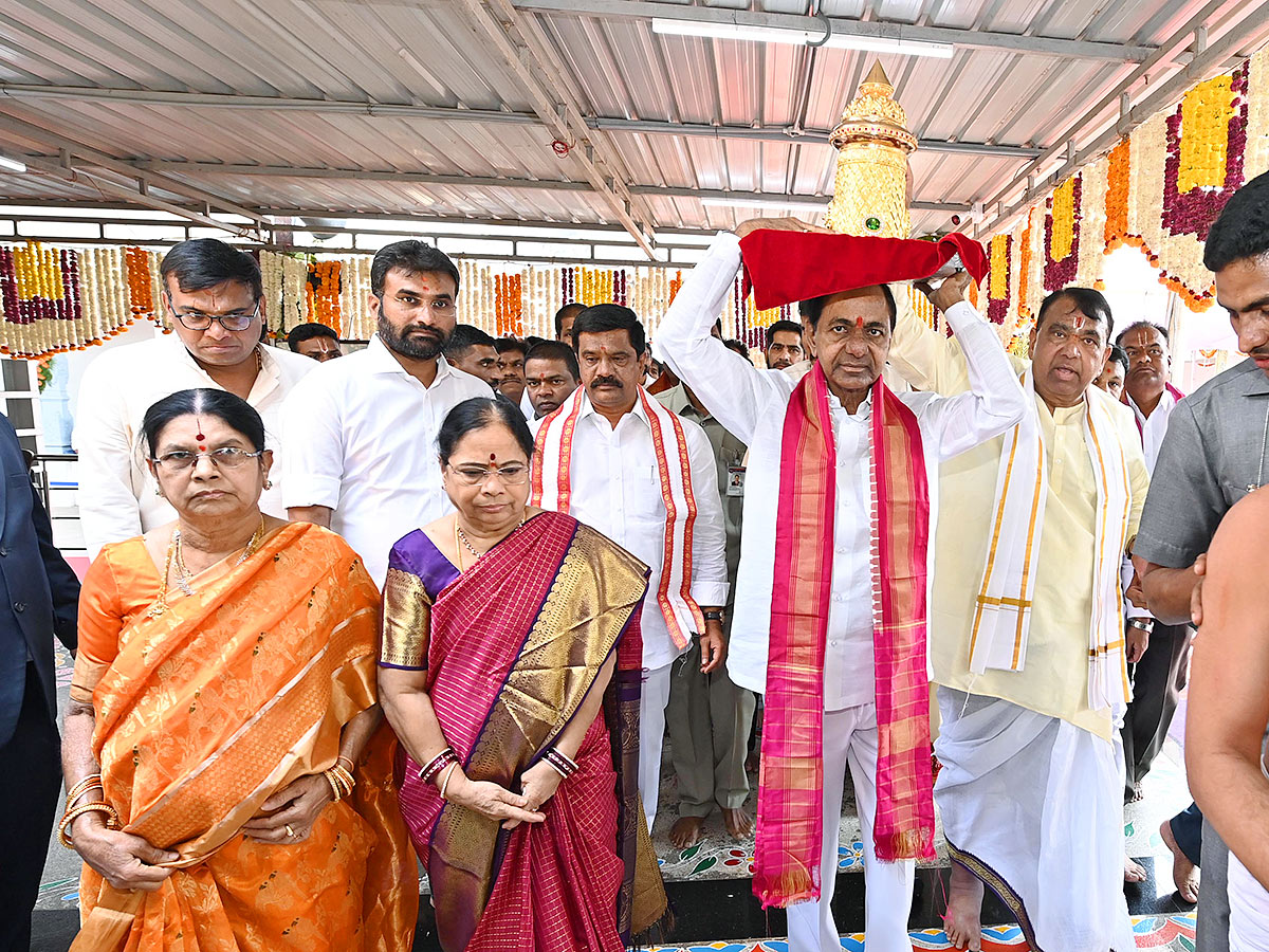 KCR Visits Venkateshwara Swamy Temple in Kamareddy - Sakshi22