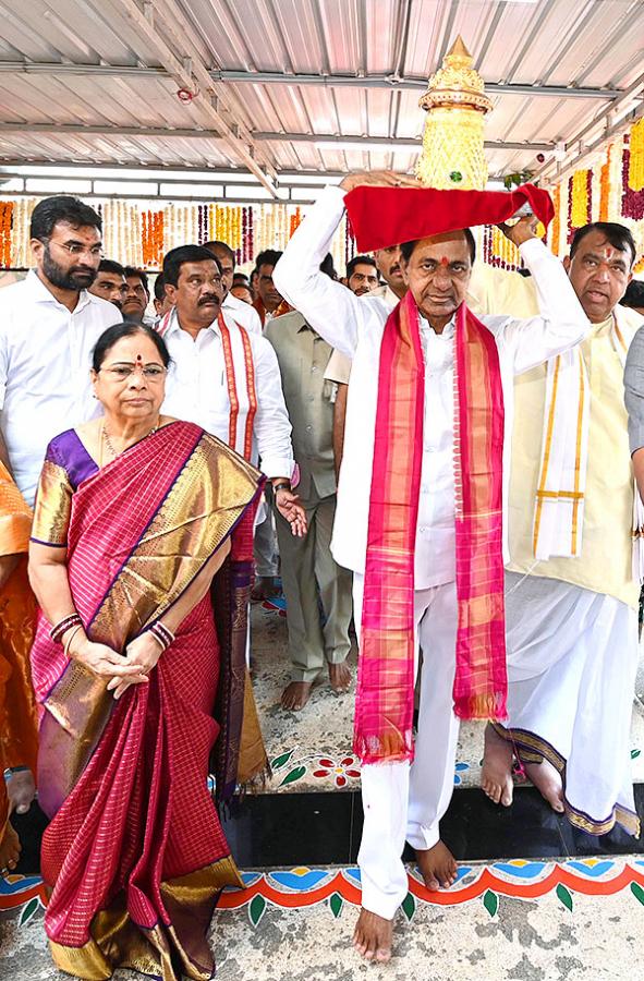 KCR Visits Venkateshwara Swamy Temple in Kamareddy - Sakshi23