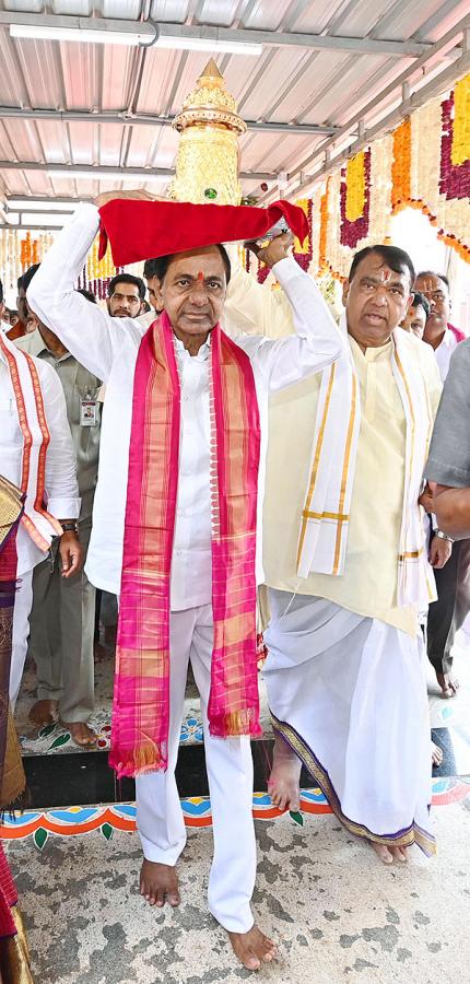 KCR Visits Venkateshwara Swamy Temple in Kamareddy - Sakshi25