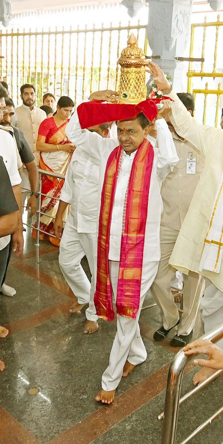 KCR Visits Venkateshwara Swamy Temple in Kamareddy - Sakshi27