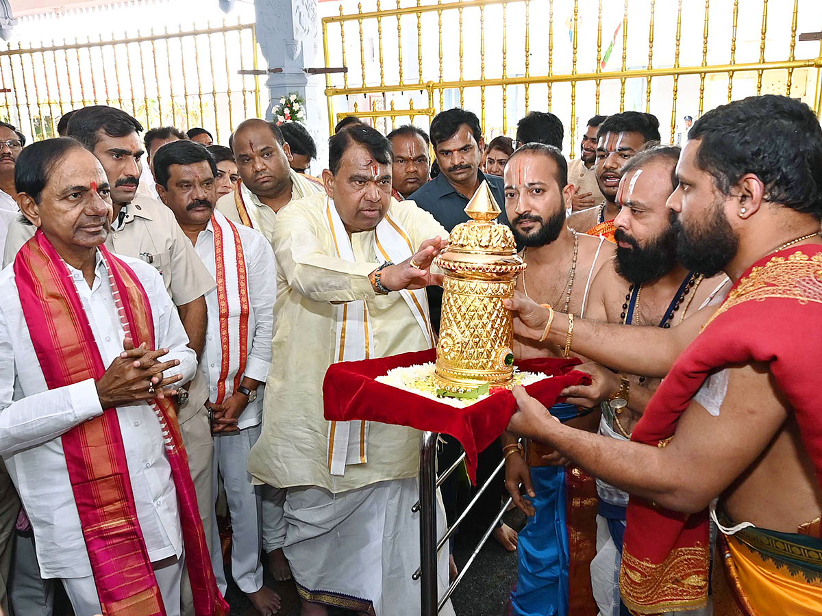 KCR Visits Venkateshwara Swamy Temple in Kamareddy - Sakshi3