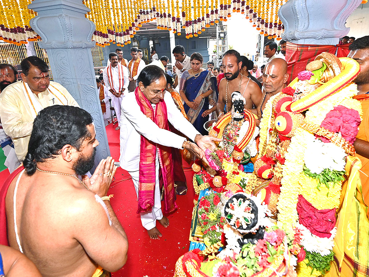 KCR Visits Venkateshwara Swamy Temple in Kamareddy - Sakshi4