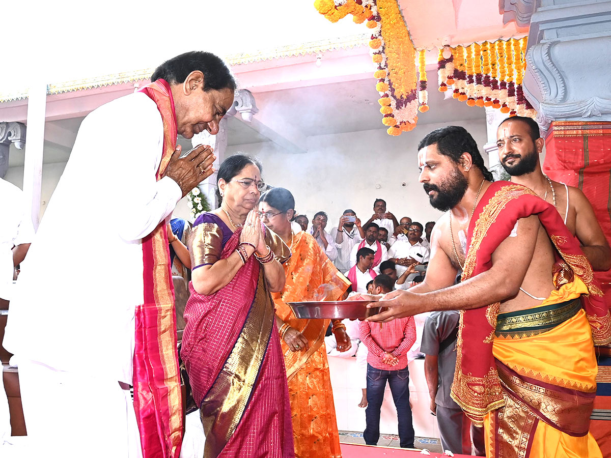 KCR Visits Venkateshwara Swamy Temple in Kamareddy - Sakshi5