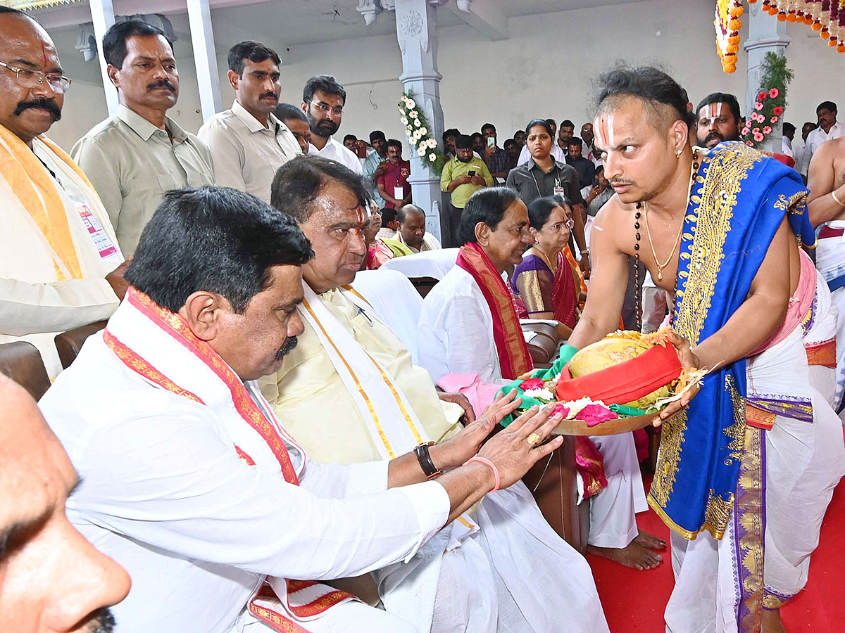 KCR Visits Venkateshwara Swamy Temple in Kamareddy - Sakshi6