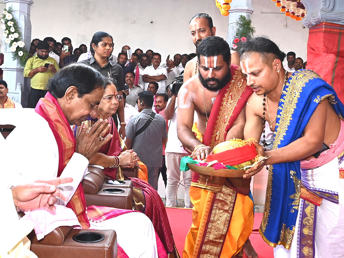 KCR Visits Venkateshwara Swamy Temple in Kamareddy - Sakshi7