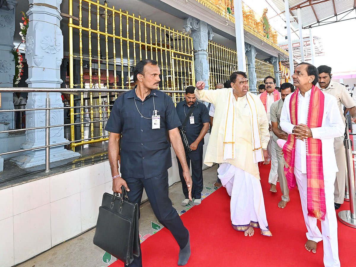 KCR Visits Venkateshwara Swamy Temple in Kamareddy - Sakshi8