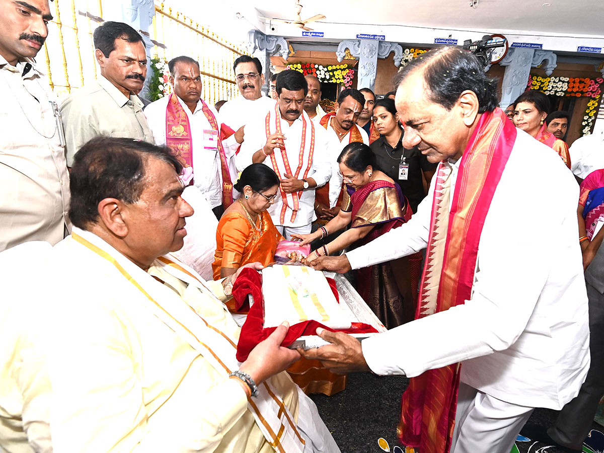 KCR Visits Venkateshwara Swamy Temple in Kamareddy - Sakshi9