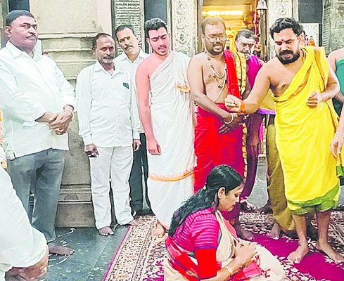 మంత్రి ఉషాశ్రీ చరణ్కు ఆశీర్వచనం అందజేస్తున్న అర్చకులు 1