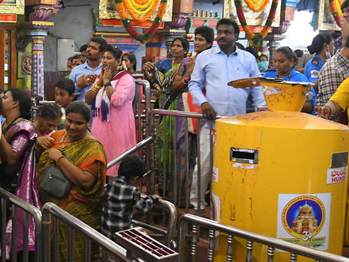 Huge Devotees Rush At Vijayawada Indrakeeladri Temple Photos - Sakshi5