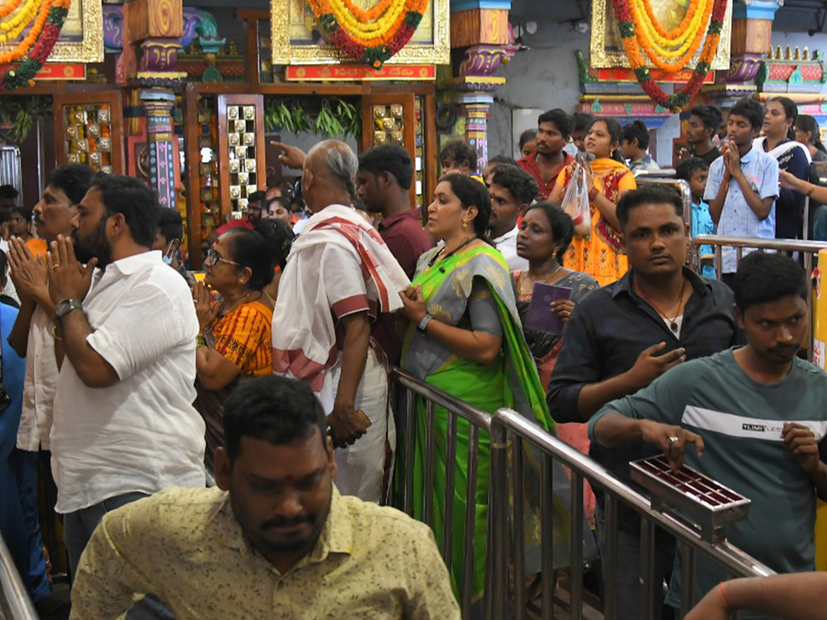 Huge Devotees Rush At Vijayawada Indrakeeladri Temple Photos - Sakshi6