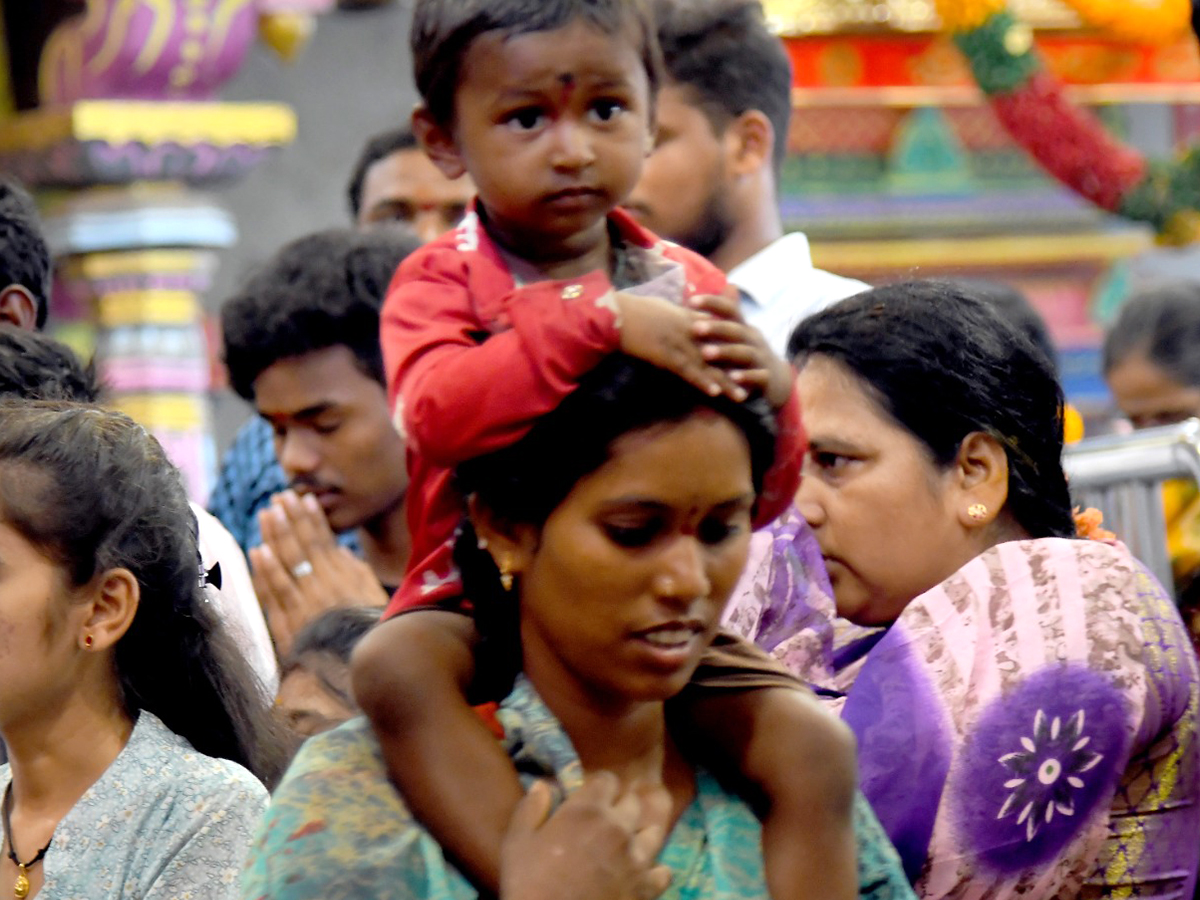 Huge Devotees Rush At Vijayawada Indrakeeladri Temple Photos - Sakshi10