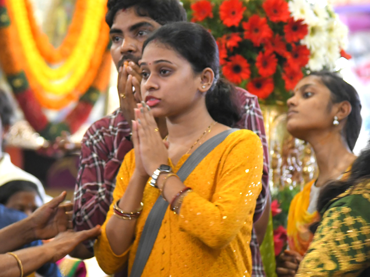 Huge Devotees Rush At Vijayawada Indrakeeladri Temple Photos - Sakshi13