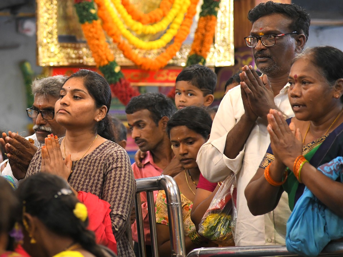 Huge Devotees Rush At Vijayawada Indrakeeladri Temple Photos - Sakshi15