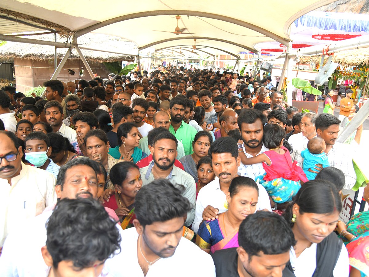 Huge Devotees Rush At Vijayawada Indrakeeladri Temple Photos - Sakshi18