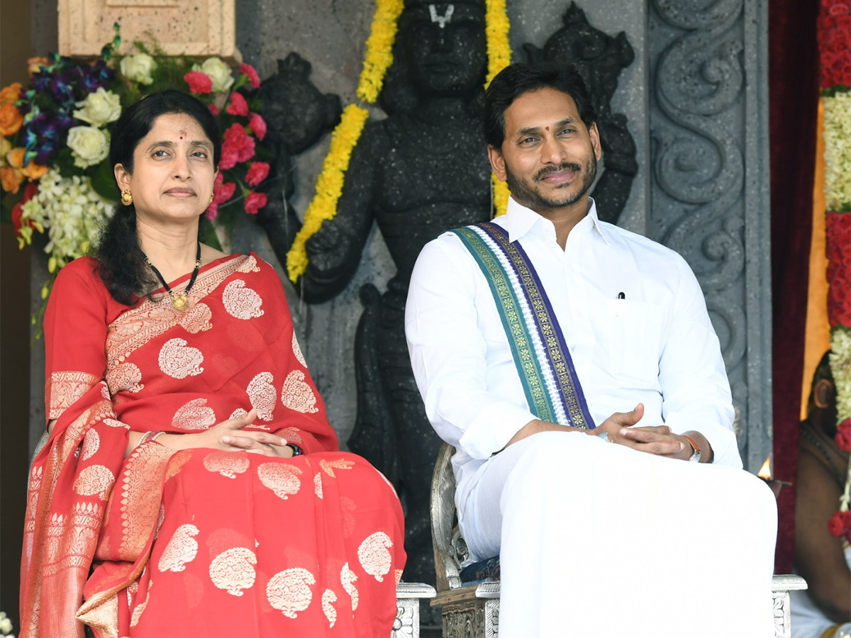 Shubhakruth Nama Ugadi Celebrations At CM Jagan Residence Photos - Sakshi2