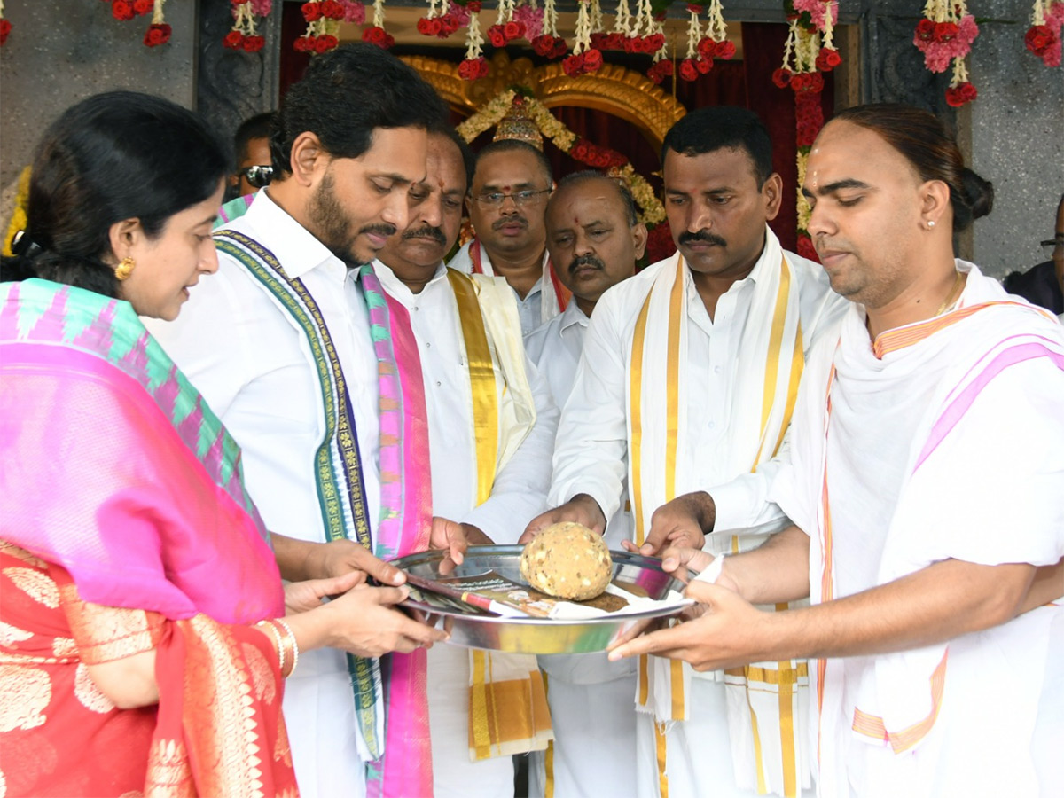 Shubhakruth Nama Ugadi Celebrations At CM Jagan Residence Photos - Sakshi12