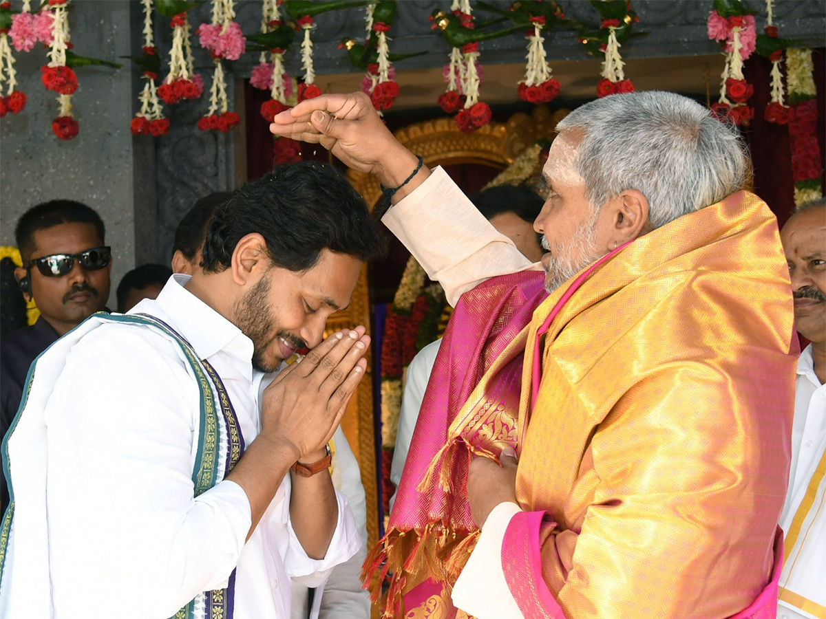 Shubhakruth Nama Ugadi Celebrations At CM Jagan Residence Photos - Sakshi14