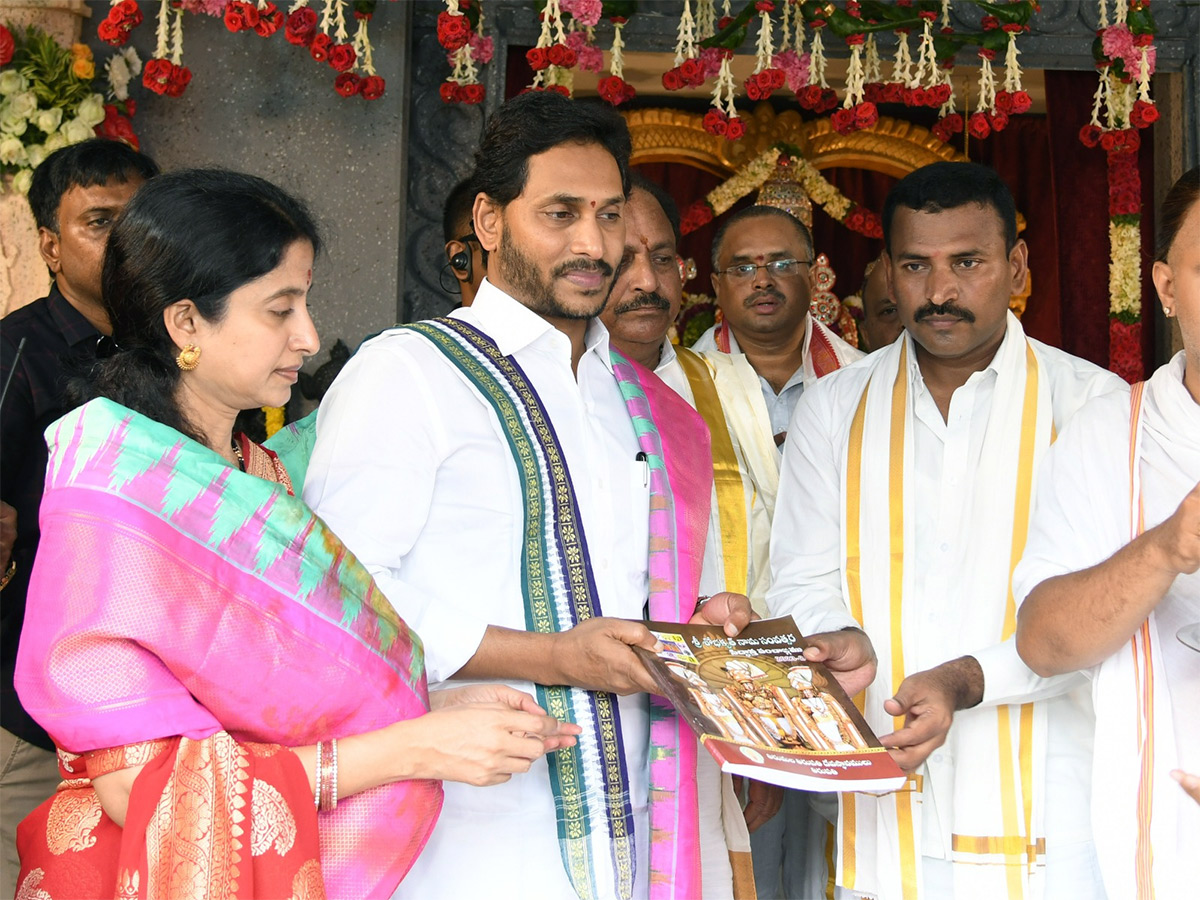 Shubhakruth Nama Ugadi Celebrations At CM Jagan Residence Photos - Sakshi15